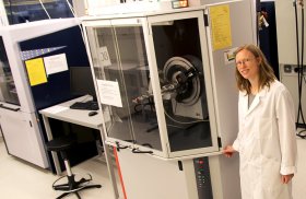 Kristin Høydalsvik in the X-ray powder diffraction lab. Photo: Per Henning/NTNU